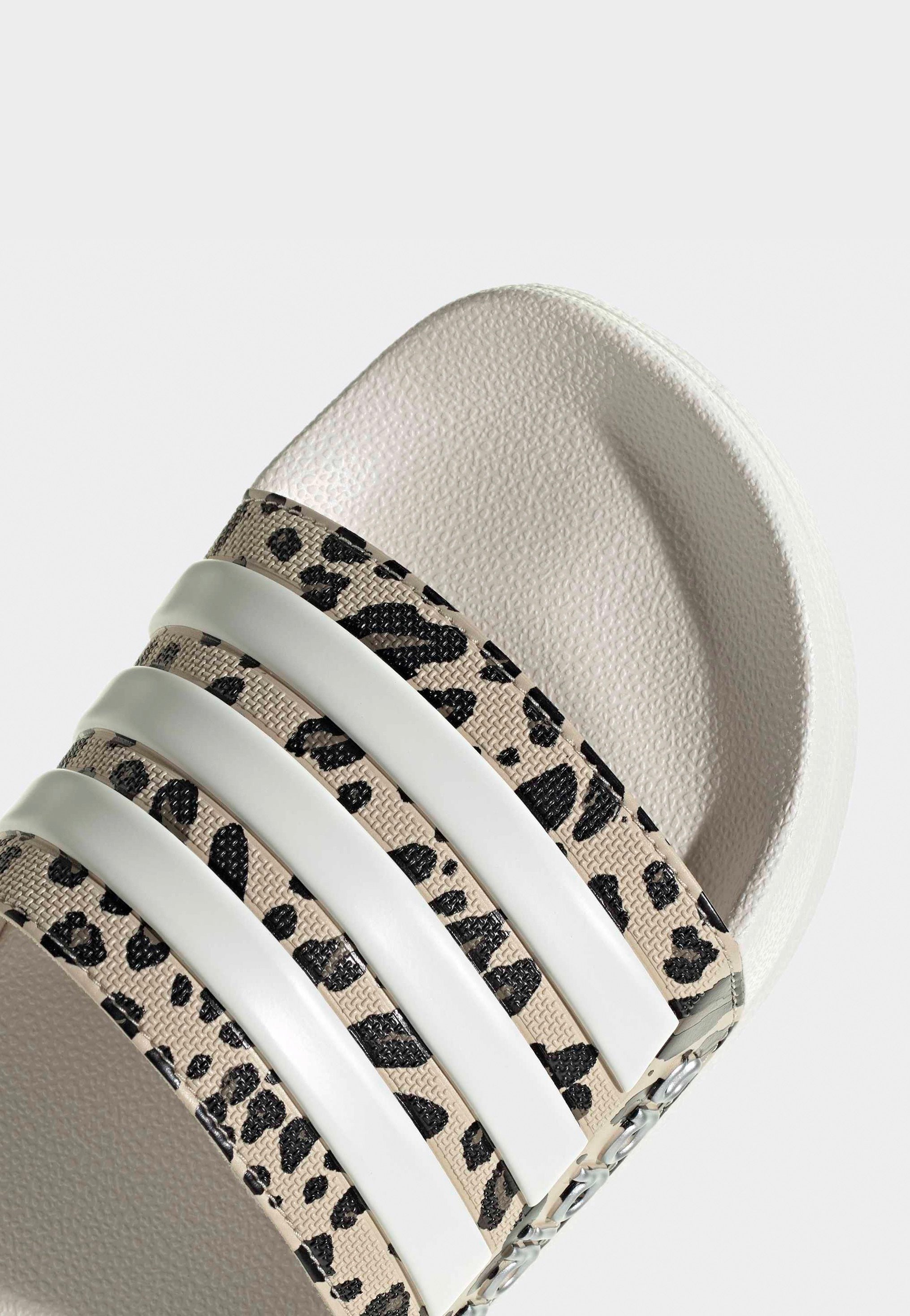 Adilette Shower Crystal Linen/Core White/Khaki Six - Slides